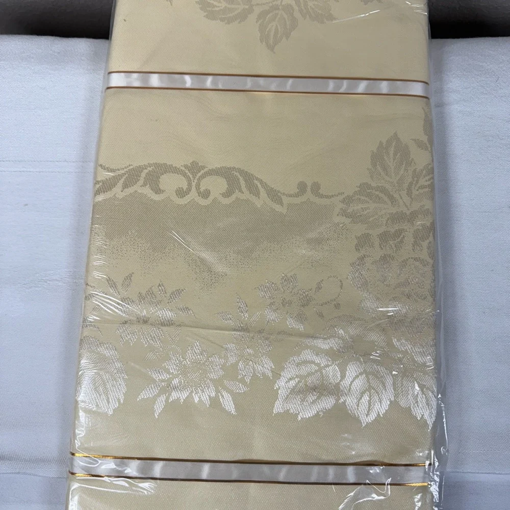 NWT Vintage Damask Table‎ Linens